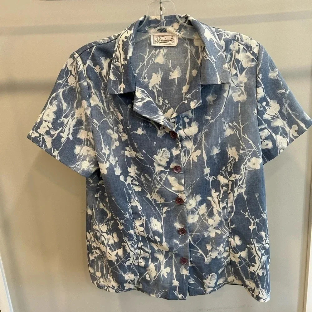 💐Traditions  blue floral blouse / dress shirt